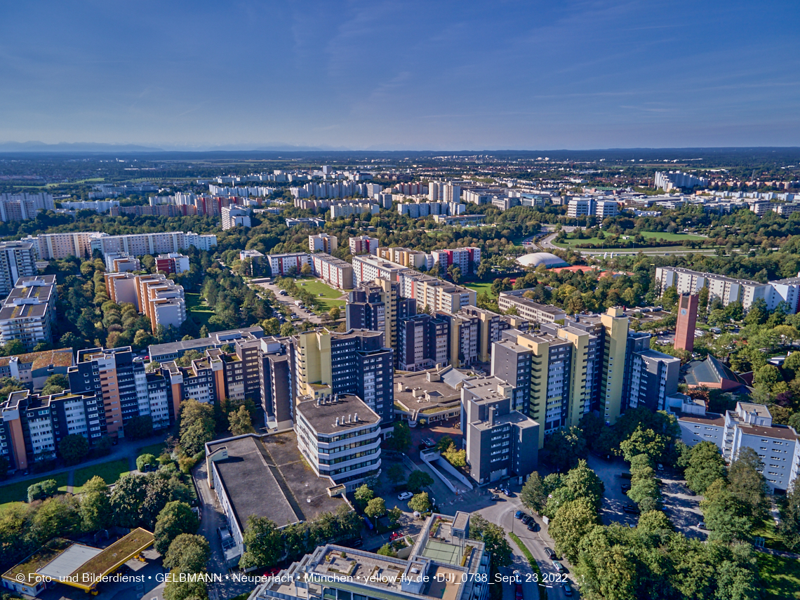 23.09.2022 - Karl-Marx-Ring 53-53c und Studentenwohnheim und Marx-Zentrum in Neuperlach